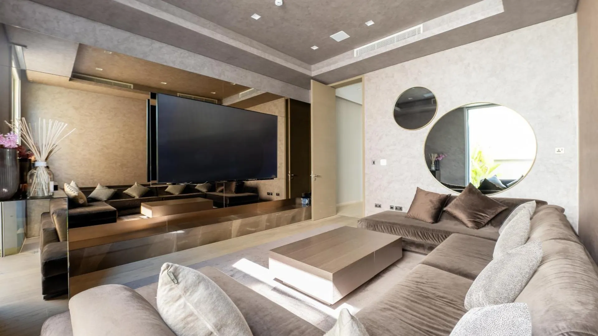 Ultra-Luxury 6Br Palm Villa - Private Pool & Beach Dubai 0*,