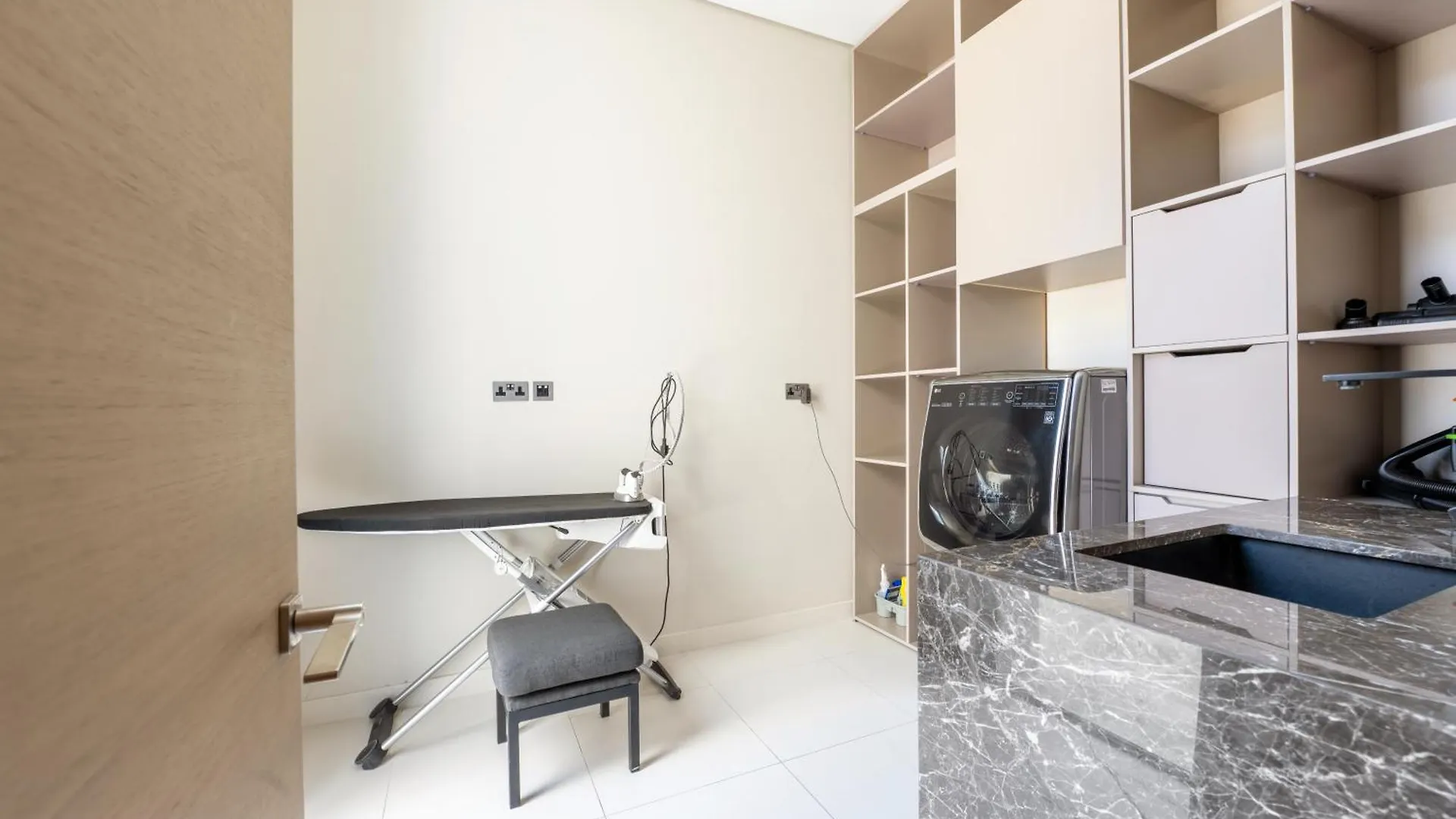 Ultra-Luxury 6Br Palm Villa - Private Pool & Beach Dubai 0*,  United Arab Emirates